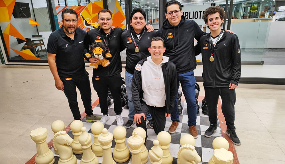 Equipo representativo de ajedrez del Campus Sur gana primer lugar en Blitz 