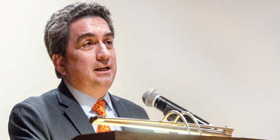 Egresado de la Facultad de Bioética publica artículo