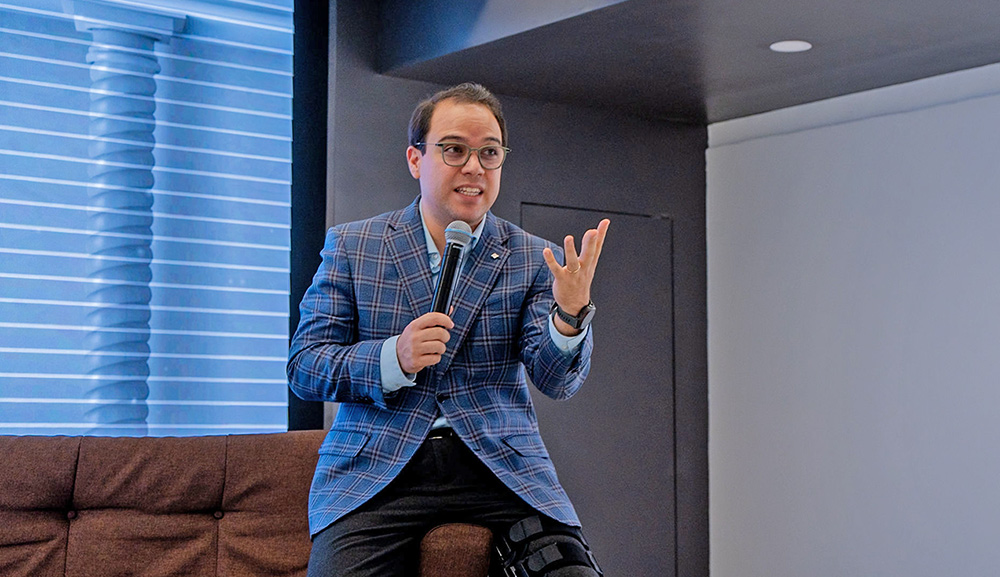 José Alberto Castilla Barajas gives a keynote lecture on bioethics at Anáhuac Veracruz