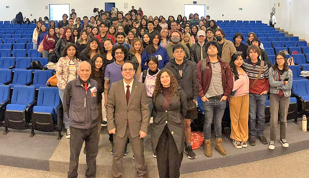 Dr. José Alberto Castilla gives a lecture on fertility to UAEH students