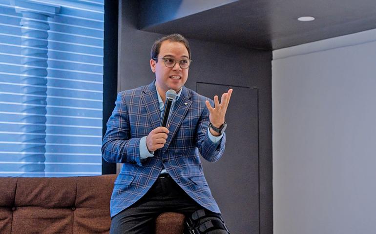 José Alberto Castilla Barajas gives a keynote lecture on bioethics at Anáhuac Veracruz