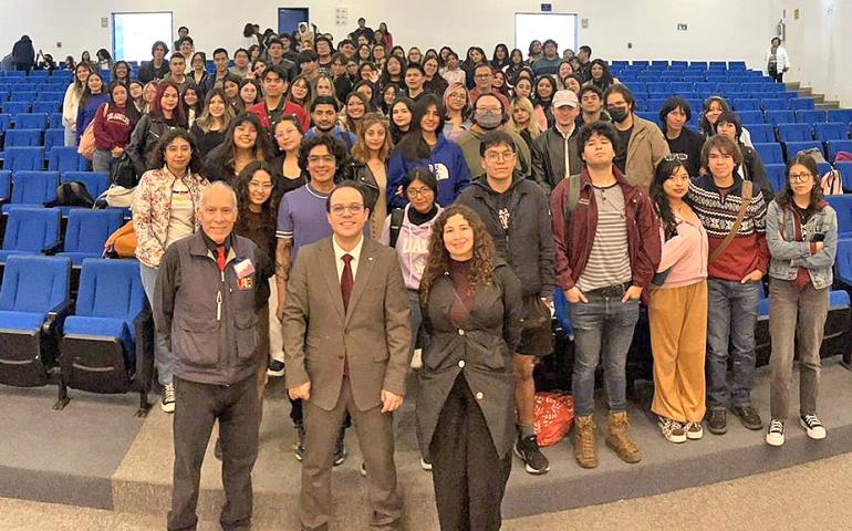 Dr. José Alberto Castilla gives a lecture on fertility to UAEH students