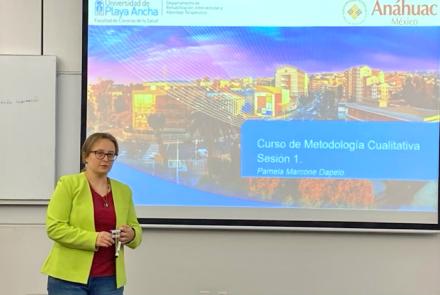 Especialista chilena imparte curso sobre metodología de investigación cualitativa