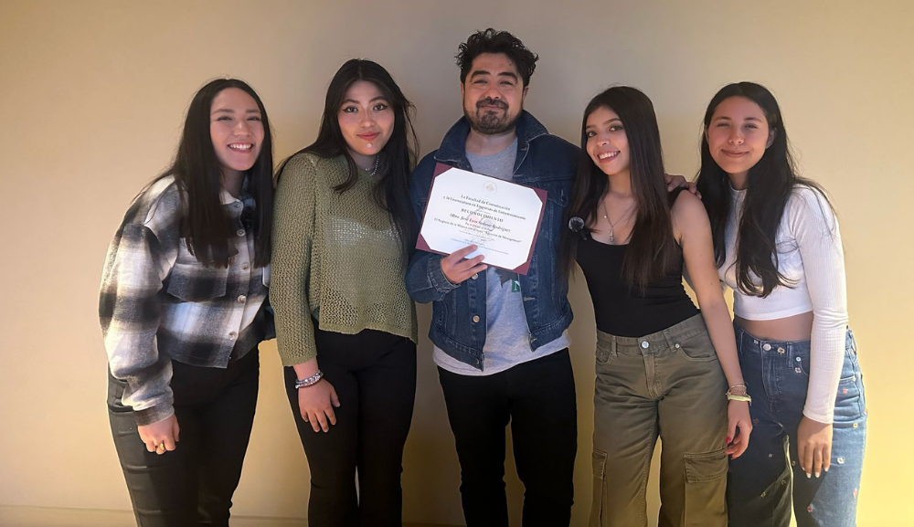 Alumnas de la Facultad de Comunicación entrevistan a fundador de Grupo Anónimos 