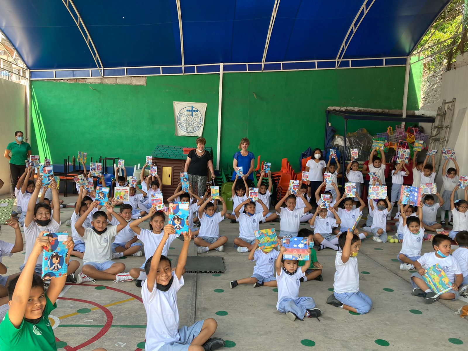 La Facultad de Comunicación celebra el Día del Niño con donación de libros