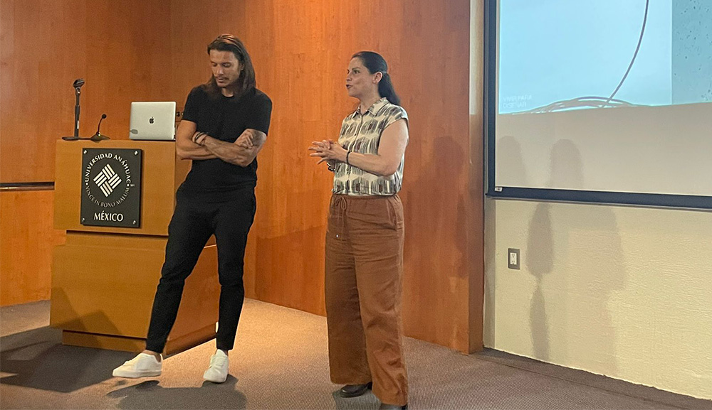 El destacado diseñador gráfico y director creativo expuso el tema “Historias, emociones y reflejos” a los alumnos de la Facultad de Diseño que se reunieron en el Auditorio Lech Walesa.