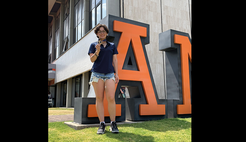 La alumna de la Facultad de Diseño, junto con la selección mexicana, se enfrentó a equipos de Kazajistán, España, Islandia, China y Bélgica, logrando una meritoria tercera posición en el torneo.