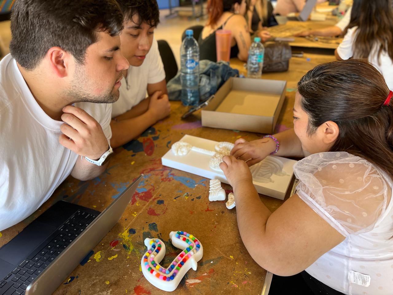 Alumnos del octavo semestre de la Facultad de Diseño desarrollaron diversos prototipos que, además de ayudar a personas con discapacidad visual, coadyuban a su formación profesional empática y responsable.