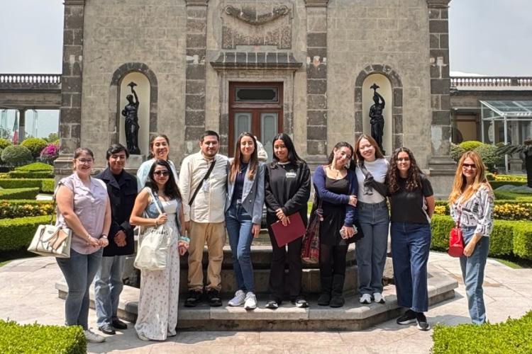 Alumnos de Historia realizan visita cultural al Castillo de Chapultepec