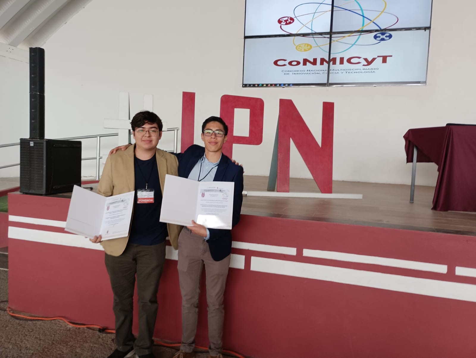 Estudiantes de Ingeniería Biomédica en Congreso Nacional Multidisciplinario de Innovación, Ciencia y Tecnología