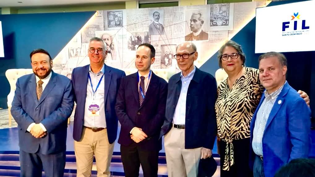 Izquierda a derecha: Dr. Miguel Reyes Sánchez, Director de la Academia Dominicana de la Historia; Dr. Luis Burset Flores, Investigador Universidad Albizu; Dr. Frank Moya Pons, Miembro de Número de la Academia Dominicana de la Historia; Dra. Natalia González Nájera, Miembro Correspondiente Nacional de la Academia Dominicana de la Historia; Dr. Joan Manuel Ferrer, Director de la Feria del Libro de Santo Domingo.