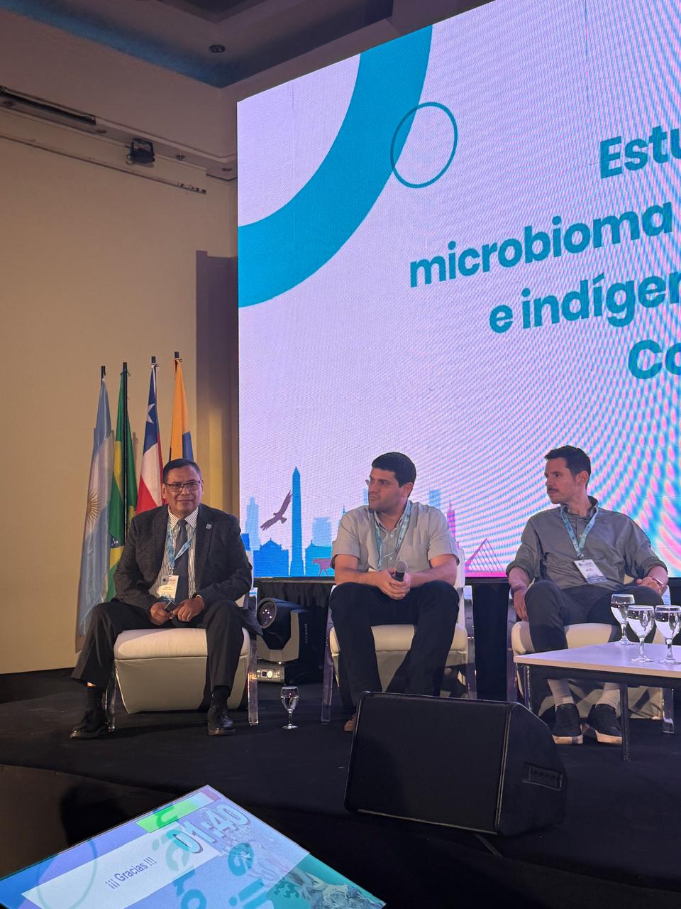 El Dr. Rosalino Vázquez en el panel de Simposio