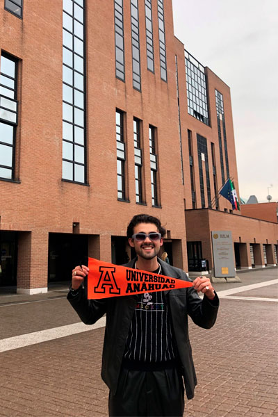 Gonzalo con el banderín Anáhuac en su Universidad destino