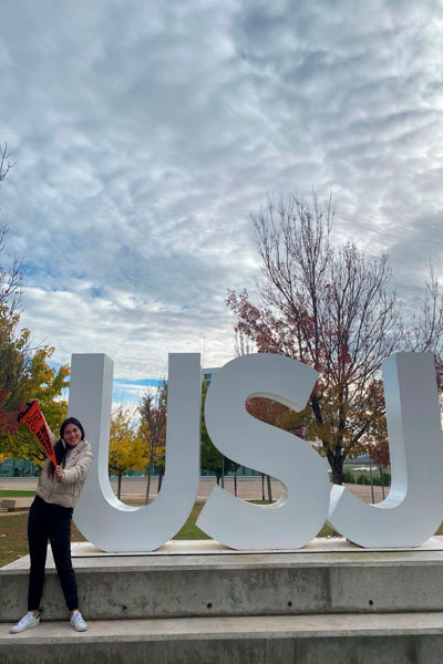 Cristina con el banderín Anáhuac en su Universidad de intercambio